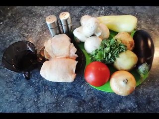 Овощное блюдо с грибами и курицей