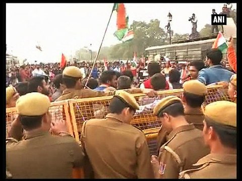 Protesting ABVP members detained at India Gate
