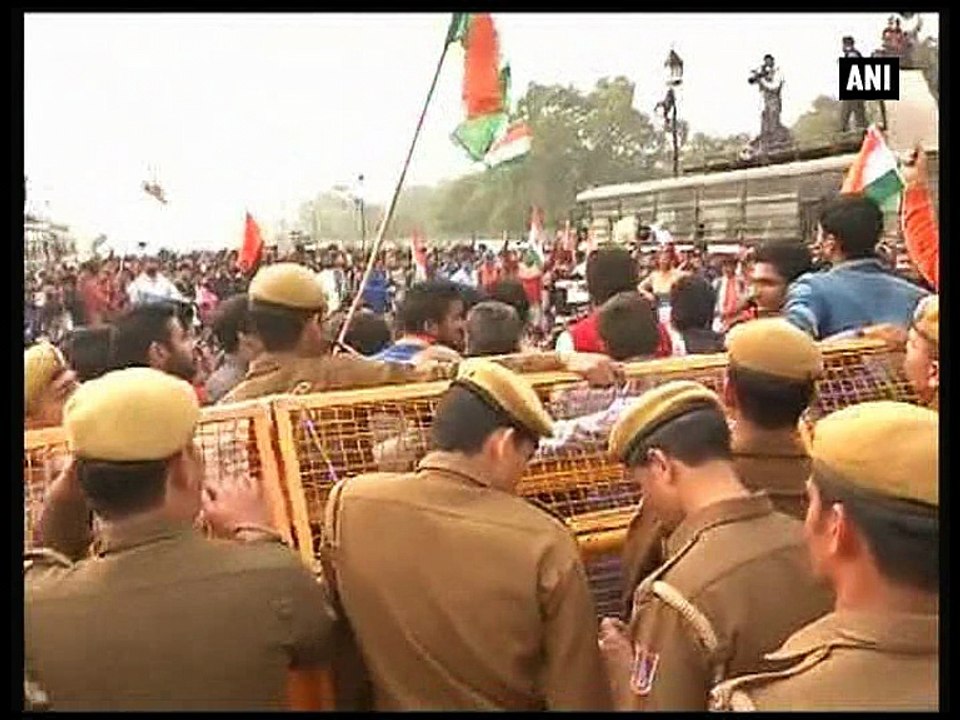 Protesting ABVP members detained at India Gate