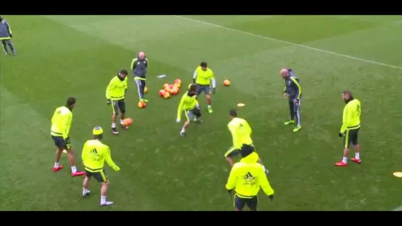 Entrenamiento 12/02/2016 Las risas de James con Cristiano por una jugada