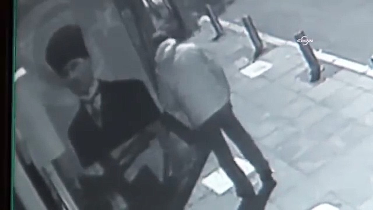 Türk bayraklı Atatürk posterini böyle yaktı