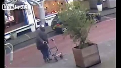 Une vieille dame en déambulateur a une envie pressante au beau milieu de la chaussée