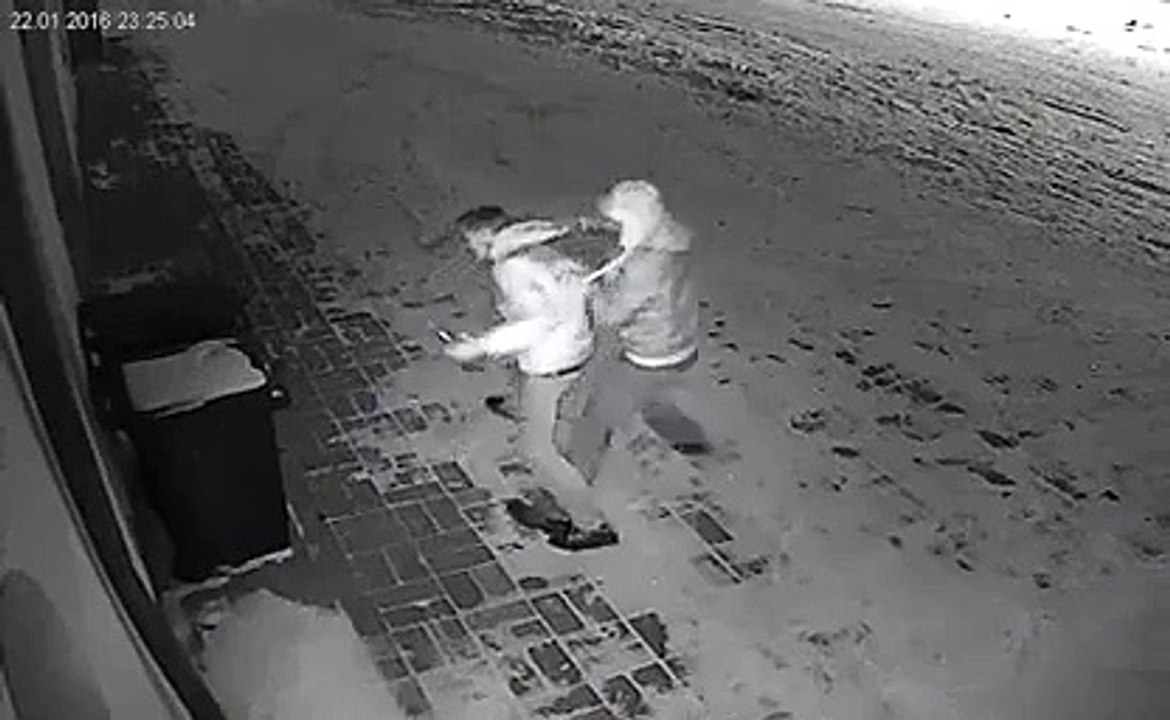 Un gars bourré et débile agresse une poubelle dans la rue.