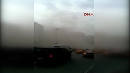 Beyoğlu'nda Bina Çöktü, Çevreyi Toz Bulutu Kapladı
