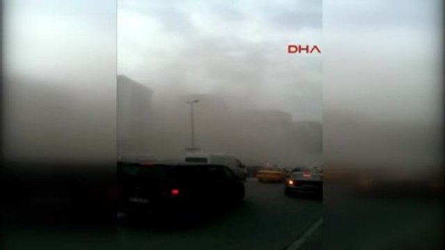 Beyoğlu'nda Bina Çöktü, Çevreyi Toz Bulutu Kapladı