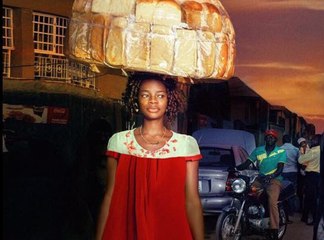 Une vendeuse ambulante devient mannequin