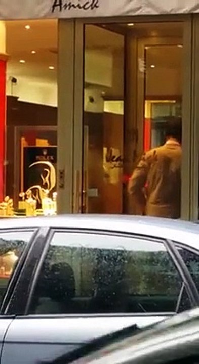 Des braqueurs bloqués dans le sas d'une bijouterie