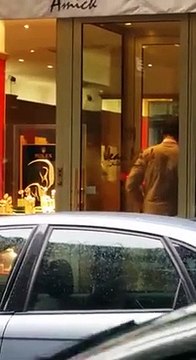 Des braqueurs bloqués dans le sas d'une bijouterie