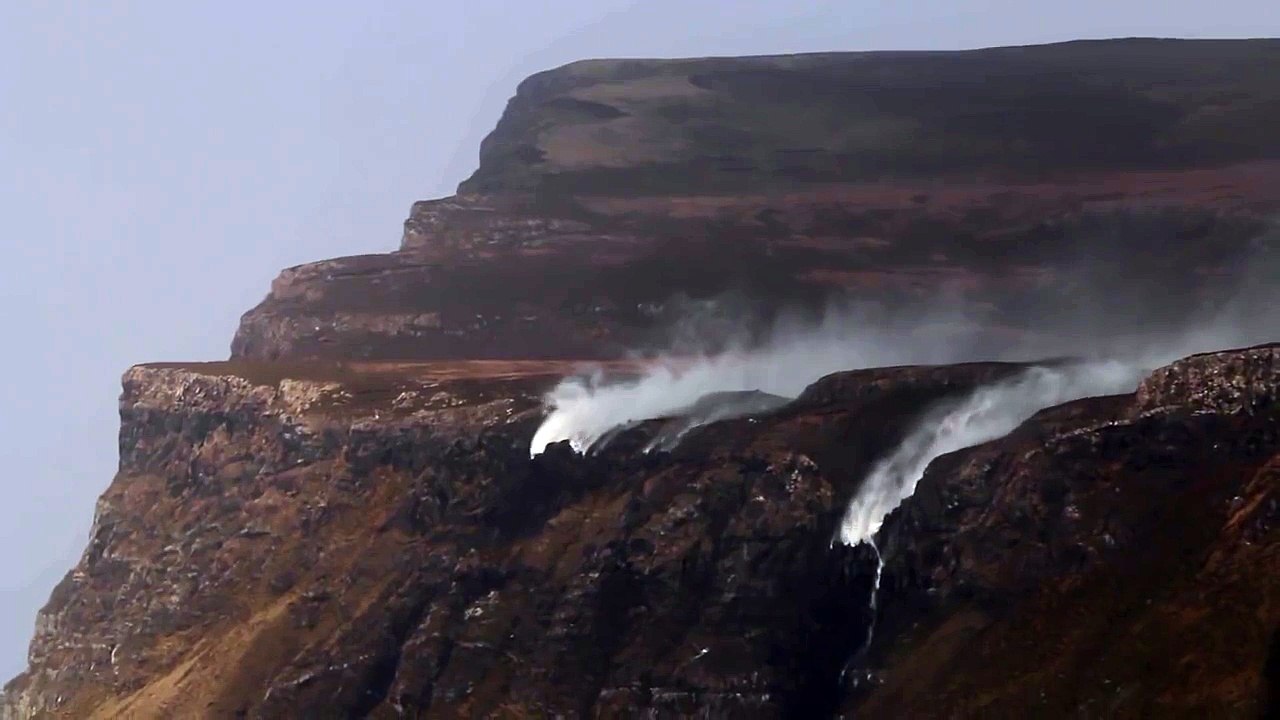 Impressionnant : ces cascades coulent en sens inverse à cause du vent !