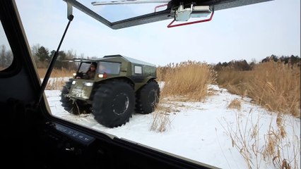 4x4 amphibie russe s'amuse sur sur un lac gelé