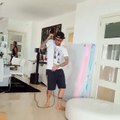 Daniel Alves dá show cantando e dançando