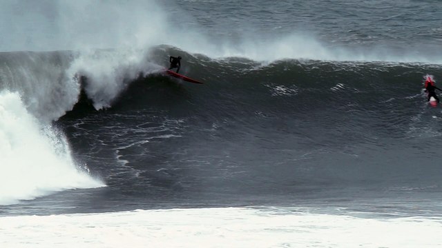 Une grosse session de surf en Espagne