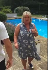 Un gars jette des oeufs à sa mère