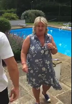 Un gars jette des oeufs à sa mère