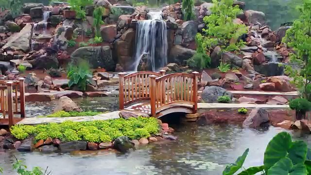 Декоративный водопад в саду