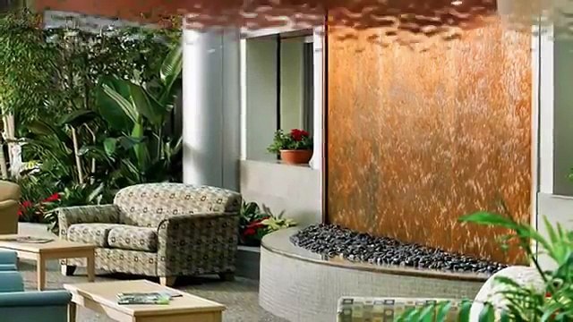 Декоративный водопад по стеклу в интерьере