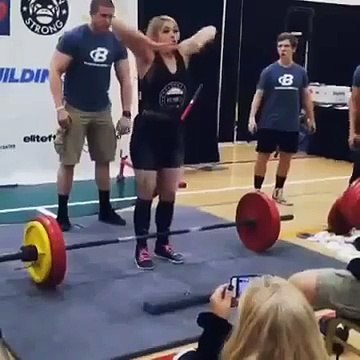 Elle donne tout pour soulever ses poids...