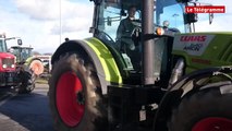Agriculteurs. Arrivée des tracteurs à l'Intermarché de Séné (56)