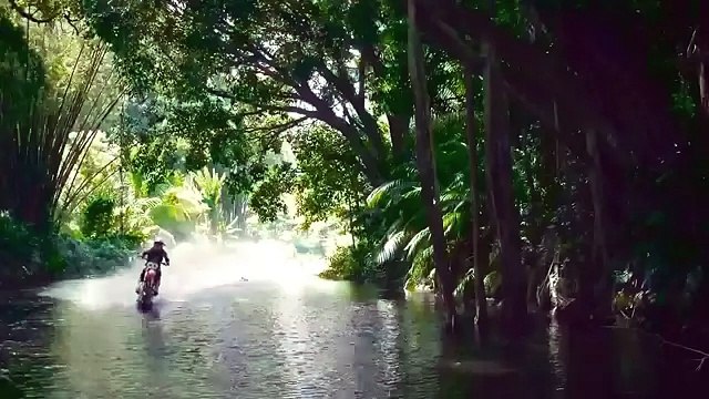 Серфинг на байке По воде на мотоцикле