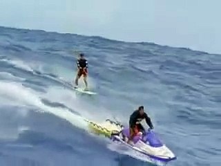 Серфинг на гигантской волне. Жесть