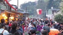 Miles de personas participan en el Festival de las Linternas