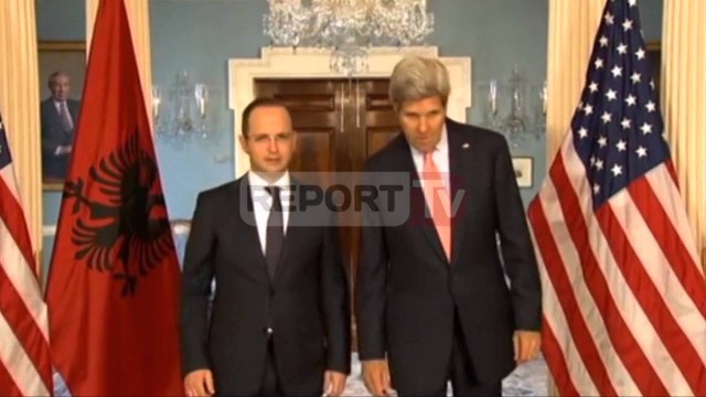 Report TV - Kerry në Tiranë, Nishani e pret në Rinas, takon Ramën e Bashën