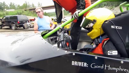 Bateau de course avec un moteur de jet