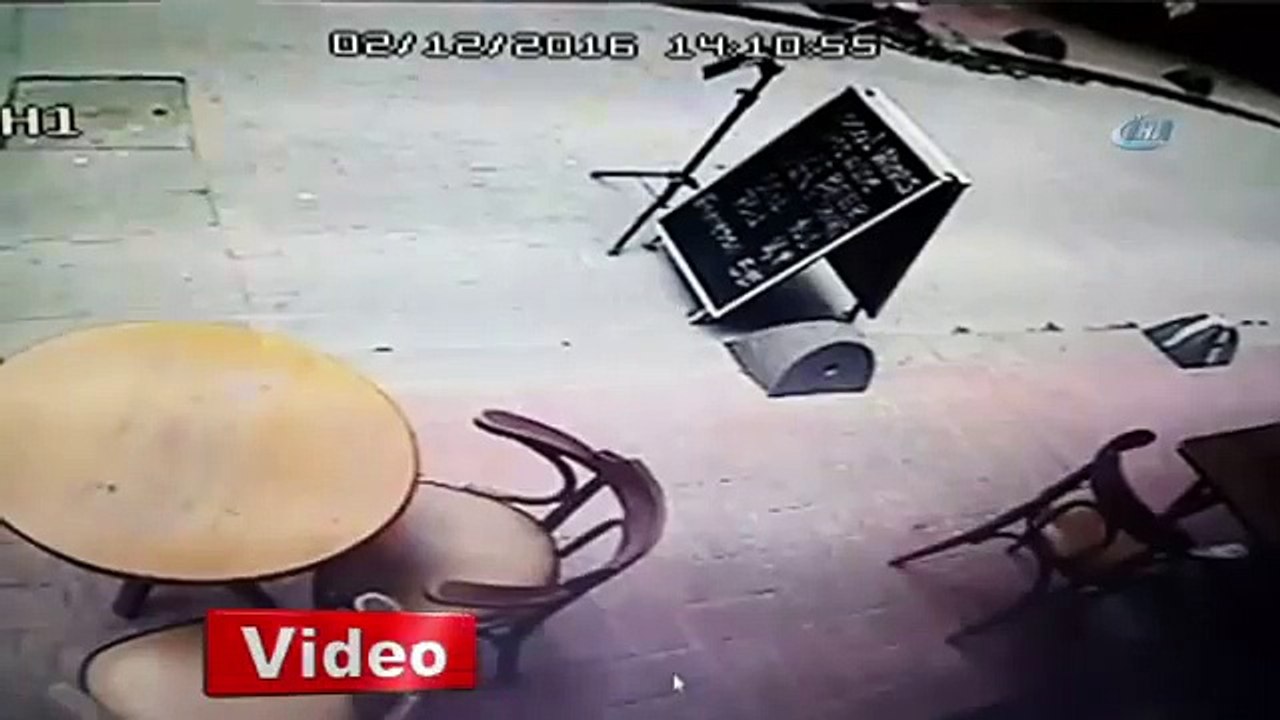 İşte Beyoğlu'ndaki binanın çökme anı