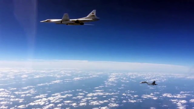 Carriers Su- 30 cm missiles accompanied by a Tu- 160 in an assignment in méditéranée