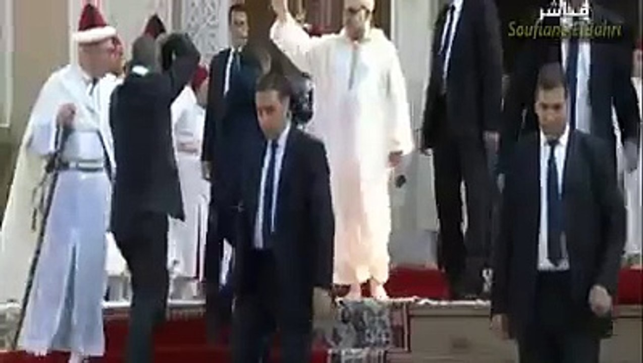 لقطة اليوم  حارس الملك محمد السادس يفقد حذاءه على المباشر !