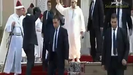 لقطة اليوم  حارس الملك محمد السادس يفقد حذاءه على المباشر !