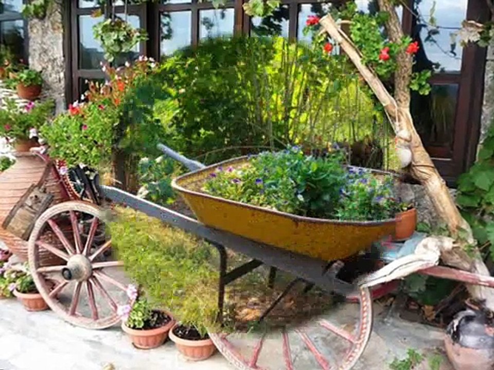 Клумбы на даче в телеге и тачке! Потрясающие фото