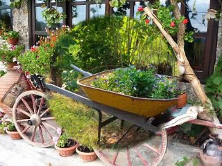 Клумбы на даче в телеге и тачке! Потрясающие фото