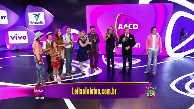 teleton 2015 - Juliana Baroni doa chapéu usado com Rainha Elizabeth