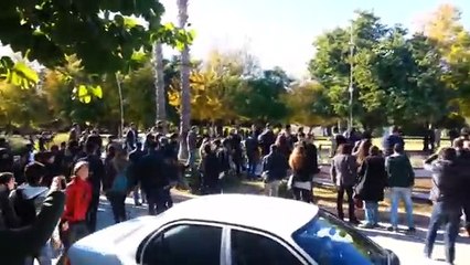 Öğrencilerin saldırısına uğrayan güvenlikçiler havuza girerek kurtuldu