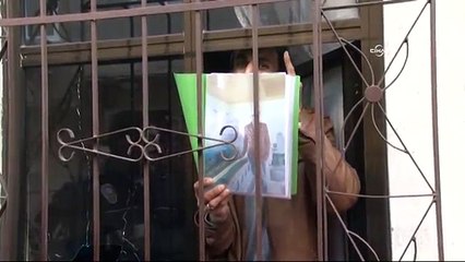 Çocuğu ve karısını rehin alan bir kişi 3 polisi yaraladı