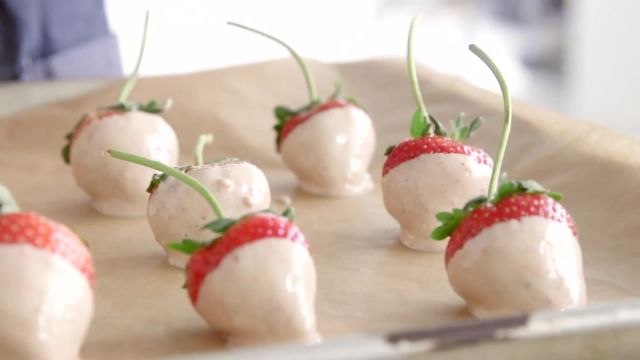 How to Make 3-Ingredient Chocolate-Dipped Strawberries