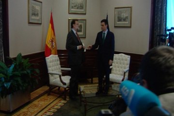 Rajoy y Sánchez, reunión sin apretón de manos