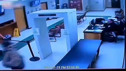 ESCAPA DE LA POLICÍA ANDANDO TRANQUILAMENTE (360p)