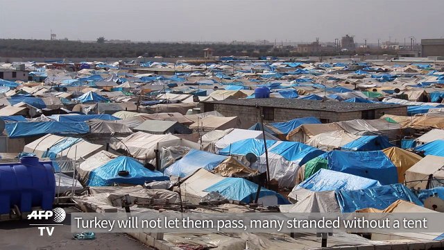 Displaced Syrians flock to Turkish border camp