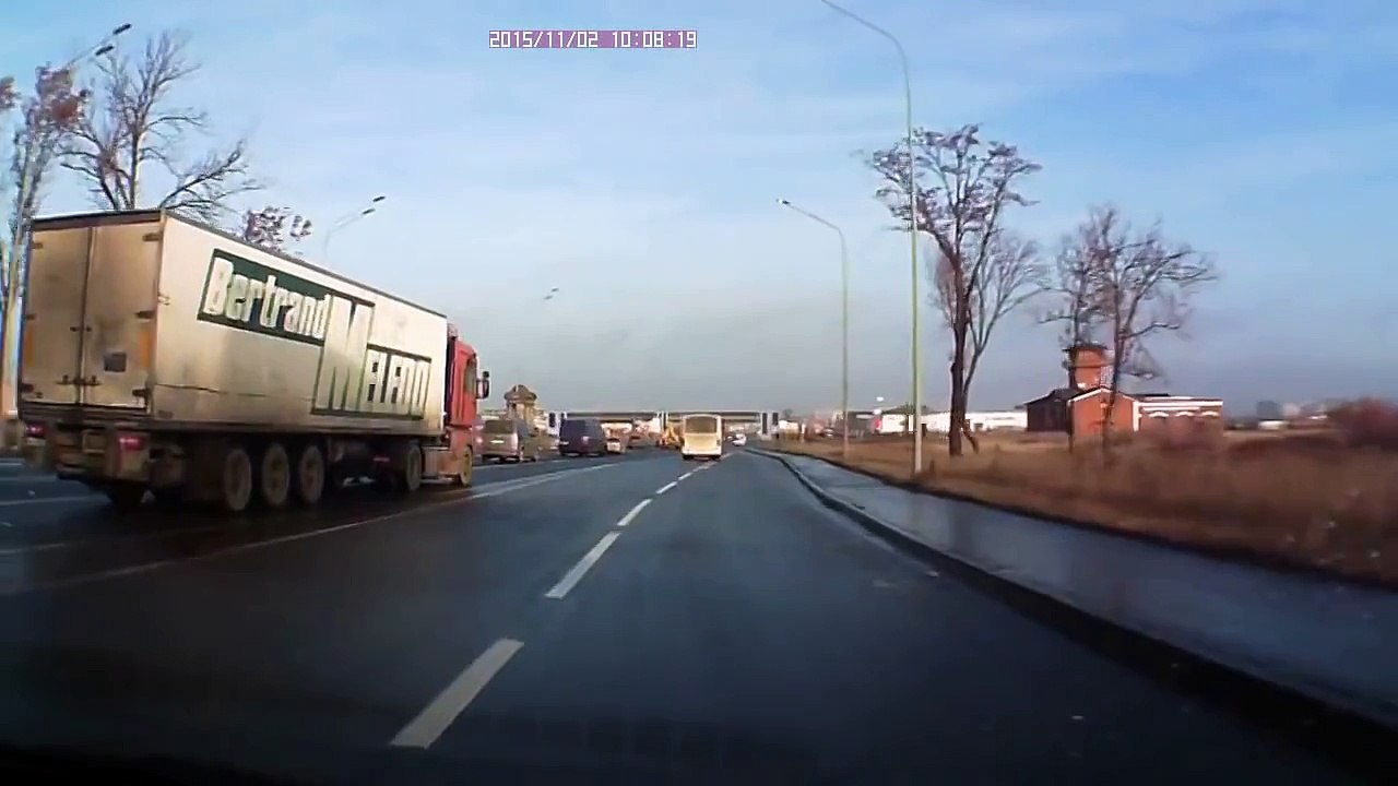ESQUIVE DE CAMIÓN NIVEL DIOS (720p)