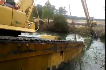 EXCAVADORA CRUZANDO UN RÍO (360p)
