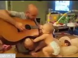 Ребёнку нравится как папа играет на гитаре_)