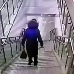 Menari-nari di Tangga Sebelum Akhirnya Terjatuh