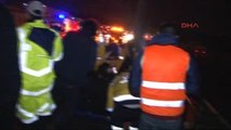 Bariyerlere Çarparak Havalanan Kamyonet Otomobilin Üzerine Düştü: 3 Yaralı