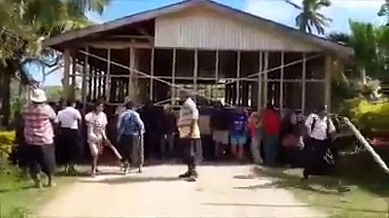 Family workout with no gym gear??? No problem, lets all lift a house (Latest Sport)