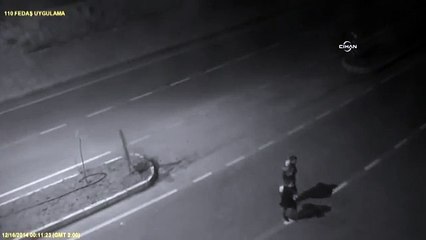 Bebekli çift, kazadan son anda böyle kurtulmuş