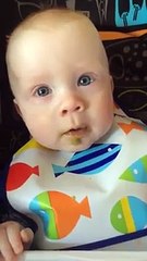 Мама поет малышу песню