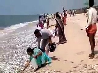 Unbelievable! Uncountable Fishes lands on shore (FULL HD)