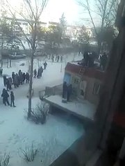 В Павлодаре на крышу магазина упали девушка и парень c 9 этажа